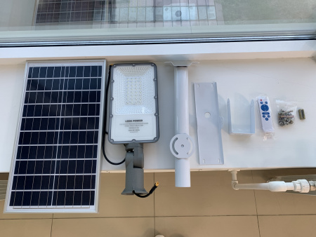 Светодиодный прожектор на солнечной батарее КОБРА 60W
